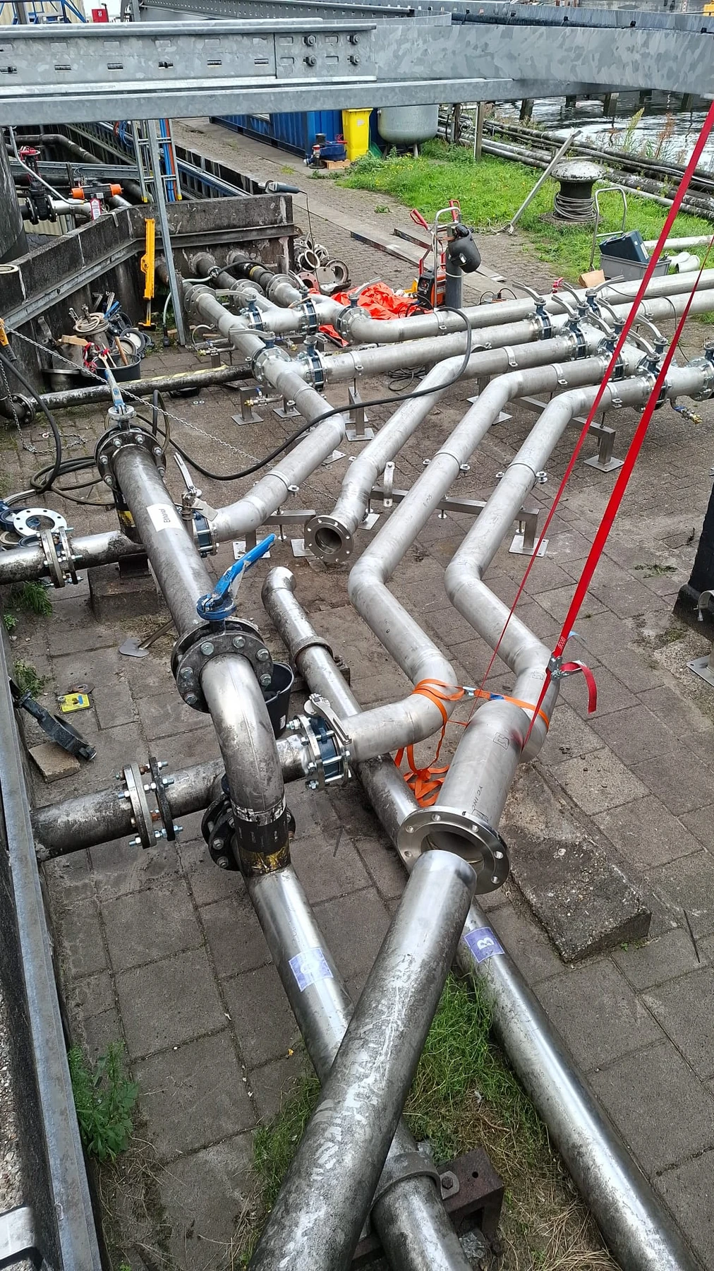 Gerealiseerd leidingwerk met meerdere flensaansluitingen en afsluiters